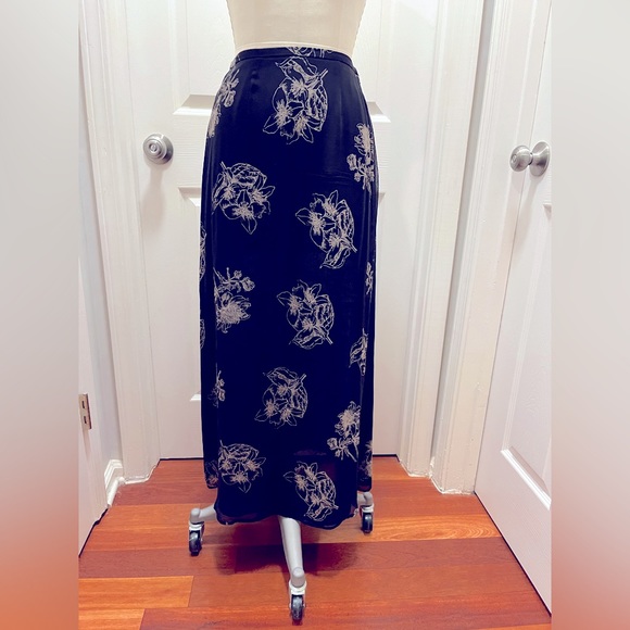 Dana Buchman 100% silk skirt- black floral - Picture 1 of 3